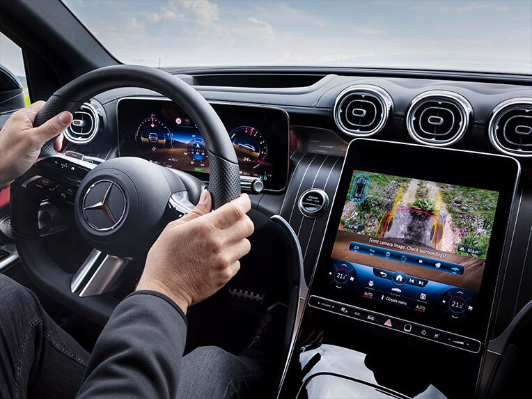 Modul de funcționare a capotei transparente a motorului cu cameră video 360 grade la modelul Mercedes-Benz GLC Coupé.