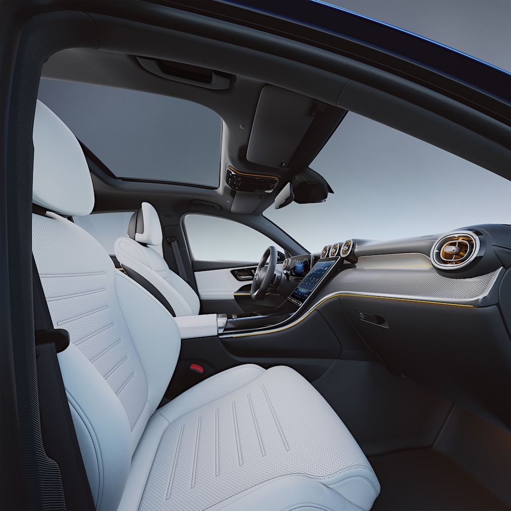 Prim-plan al cockpit-ului cu display-uri într-un model Mercedes-Benz GLC.