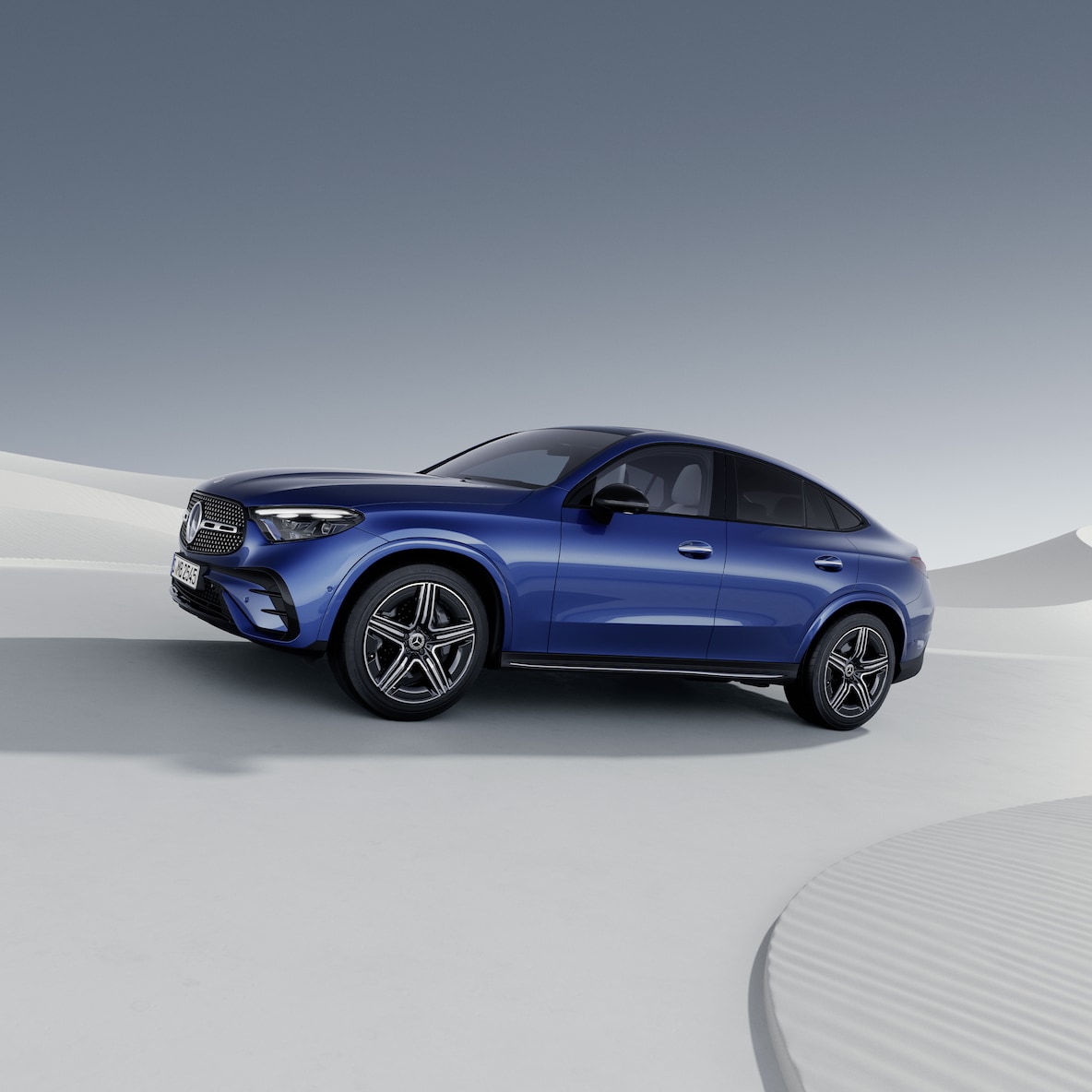 Modelul Mercedes-Benz GLC Coupé dintr-o perspectivă lateral-frontală.