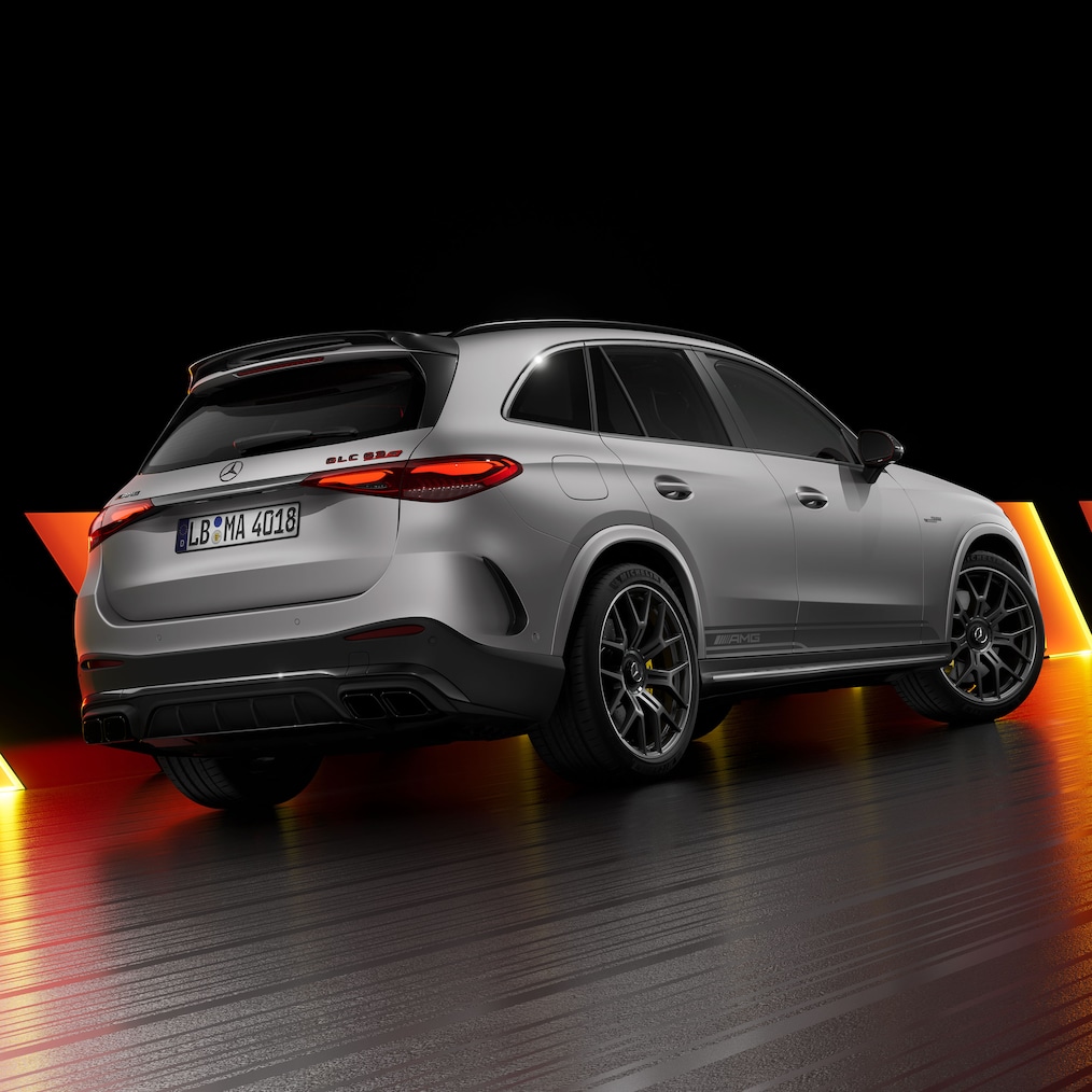 Modelul Mercedes-AMG GLC 63 S E PERFORMANCE SUV în versiunea AMG Edition 1 dintr-o perspectivă din partea dreaptă în spate.