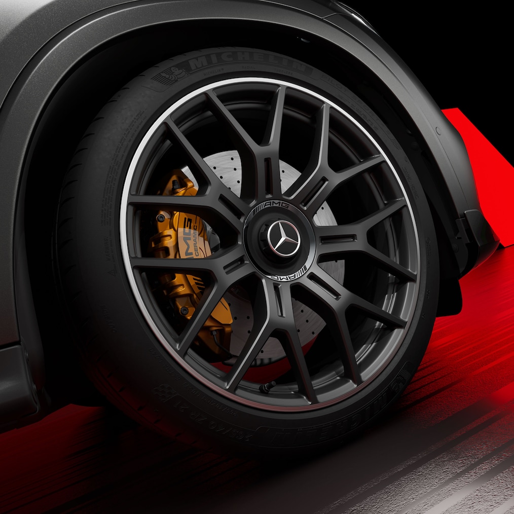 Prim-plan al unei jante din aliaj ușor AMG cu spițe Y (RWN) de 53,3 cm (21 inch) cu instalație de frânare din compozit ceramic AMG de înaltă performanță.