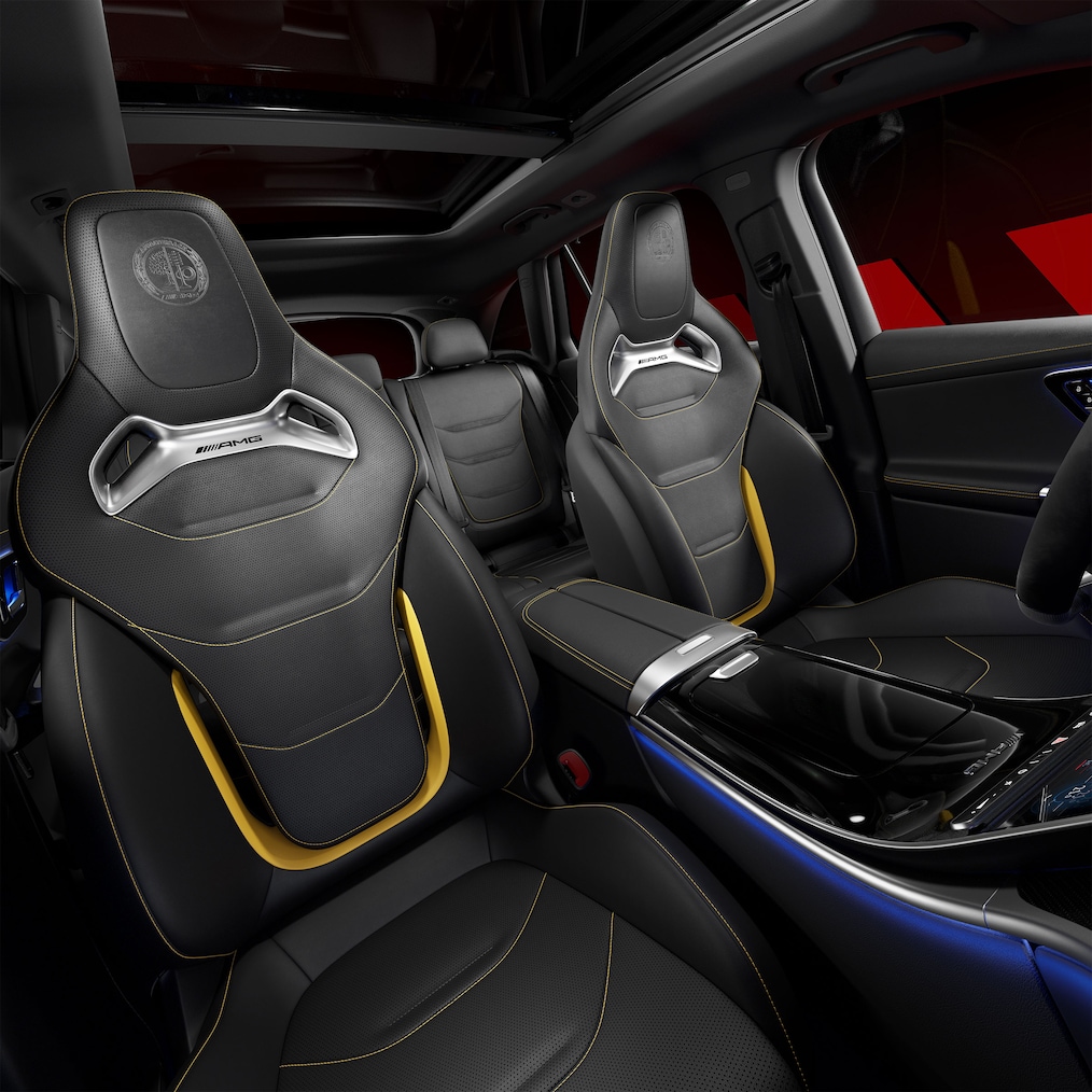 Vedere prin ușa deschisă de pe partea însoțitorului spre scaunele din față cu pachetul AMG Performance Seat Advanced.