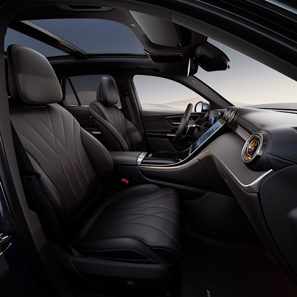 Perspectivă detaliată a cockpitului cu display-uri multiple într-un model Mercedes-Benz GLC.