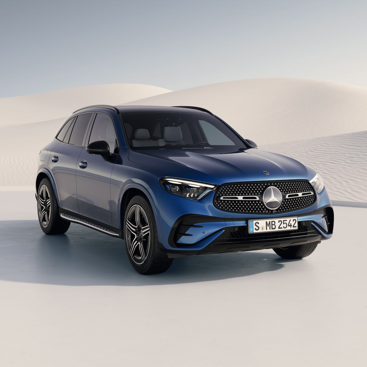 Perspectivă laterală din față a modelului Mercedes-Benz GLC.