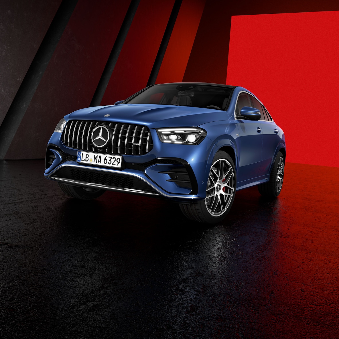 Modelul GLE Coupé de la Mercedes-AMG dintr-o perspectivă frontal-laterală.