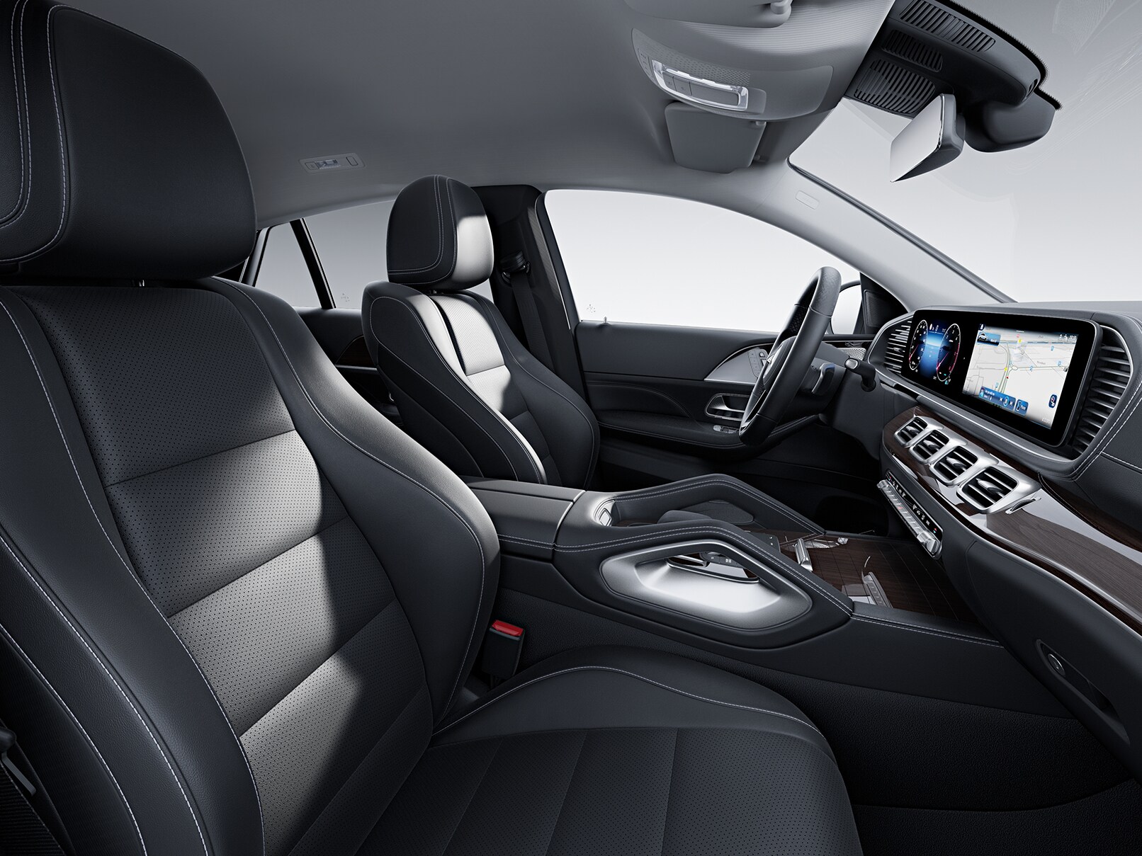 Interiorul noului model Mercedes-Benz GLE Coupé cu echipare standard.