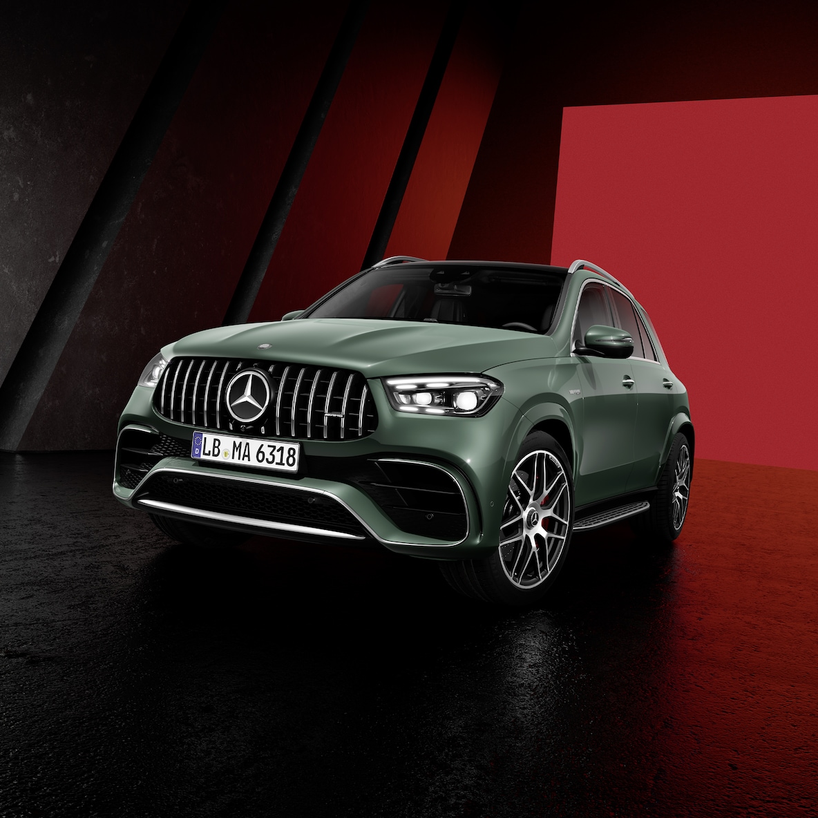 Modelul GLE SUV de la Mercedes-AMG dintr-o perspectivă frontală (sau toate cele trei SUV-uri AMG GLE).