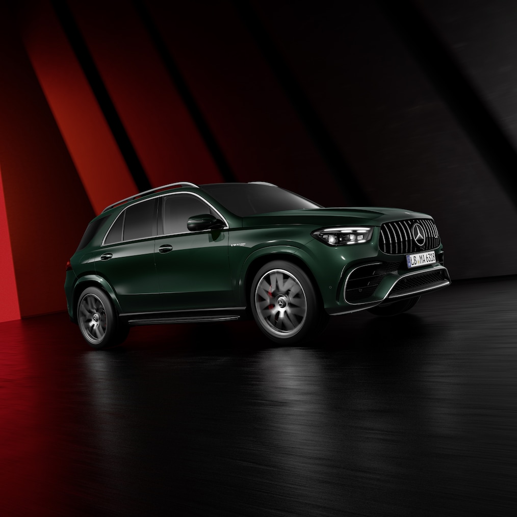Modelul Mercedes-AMG GLE SUV dintr-o perspectivă dinamică (fotografie în timpul rulării) sau toate cele trei modele unul lângă celălalt.