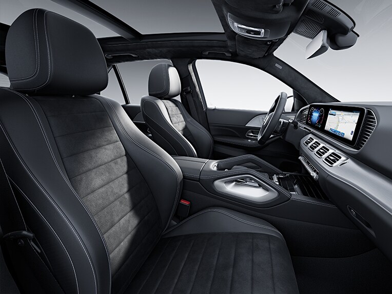 Interiorul modelului Mercedes-Benz GLE SUV cu AMG Line.