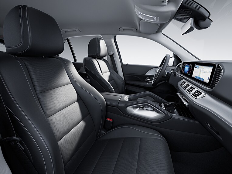 Interiorul modelului Mercedes-Benz GLE SUV cu echipare standard.