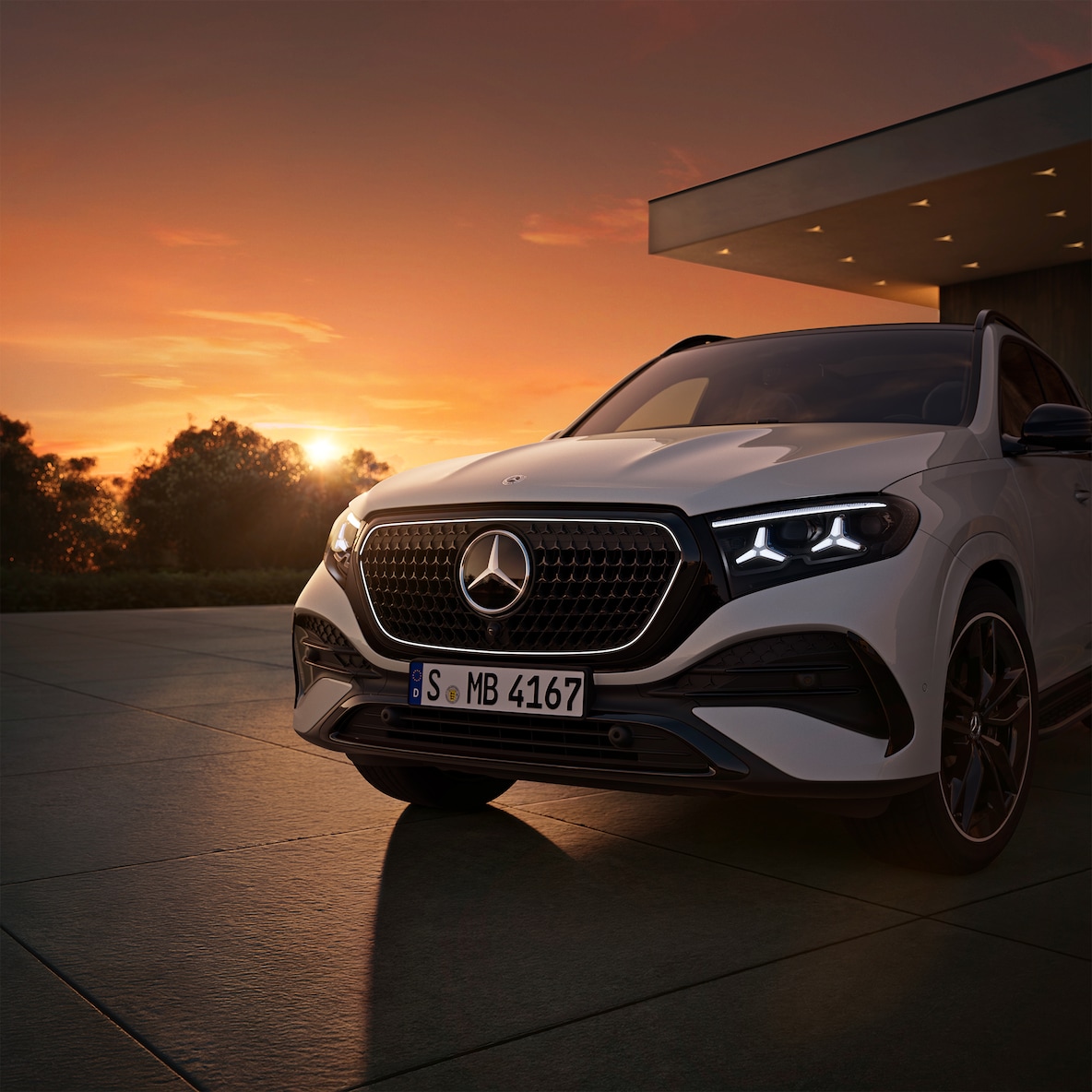 Conturul iluminat din jurului grilei frontale și farurile distincte cu model de stea ale modelului Mercedes-Benz GLE.