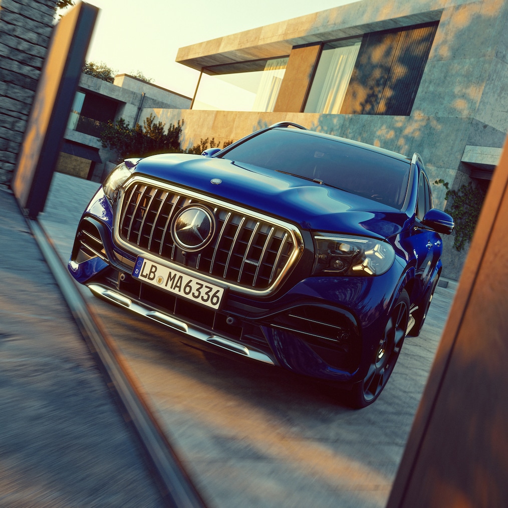 Grila frontală cu elemente cromate închise la culoare ale noului model Mercedes-AMG GLS 63.