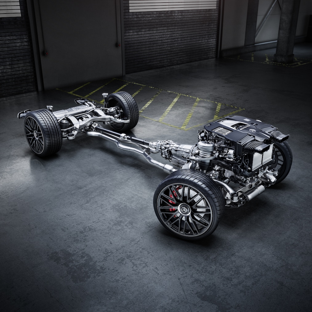 Modelul Mercedes-AMG GLS 63 4MATIC+ dintr-o perspectivă dinamică (fotografie în timpul rulării).