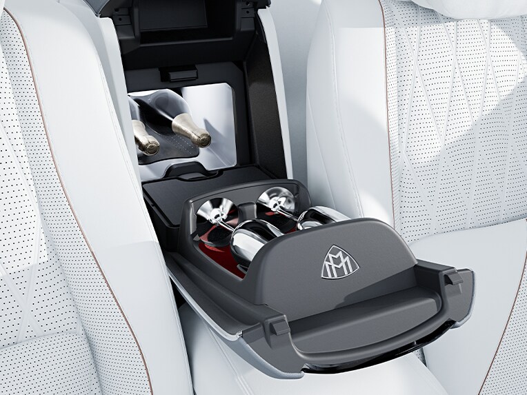 Compartimentul de refrigerare din partea din spate a modelului Mercedes-Maybach GLS