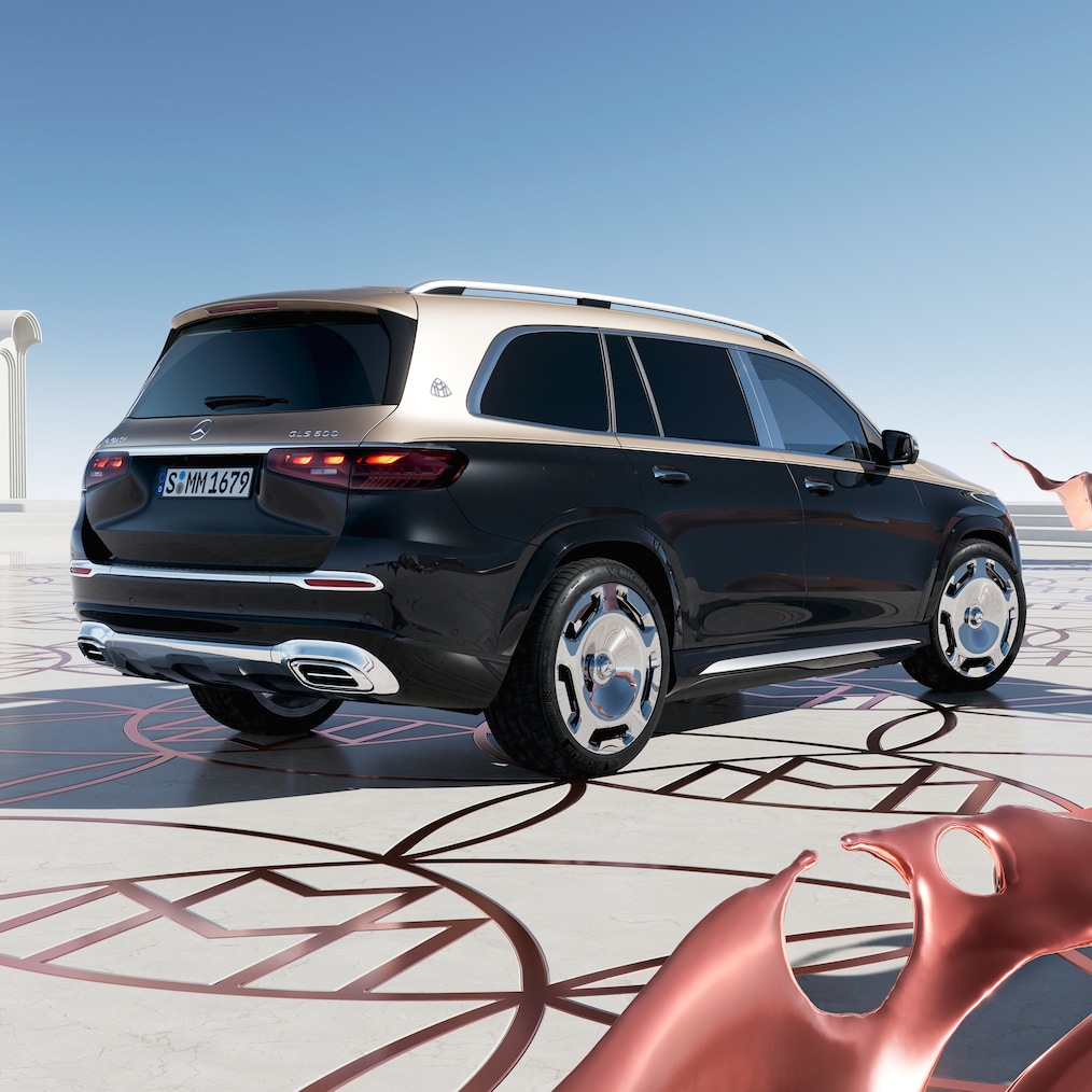 Perspectivă din spate a modelului Mercedes-Maybach GLS 600 (vopsea în două nuanțe și roți exclusive Maybach).