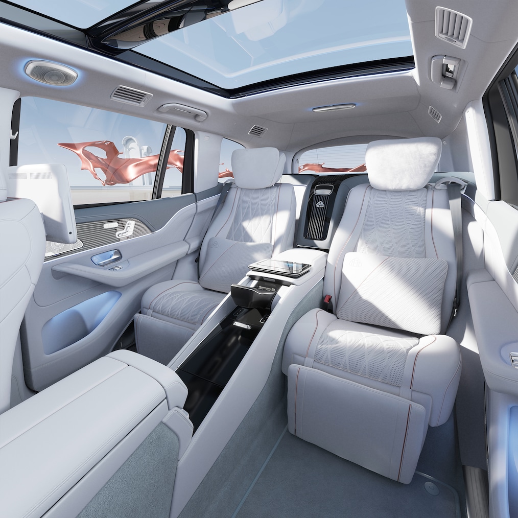 Perspectivă frontală către zona din spate, de primă clasă, a autovehiculului Mercedes-Maybach GLS 600.