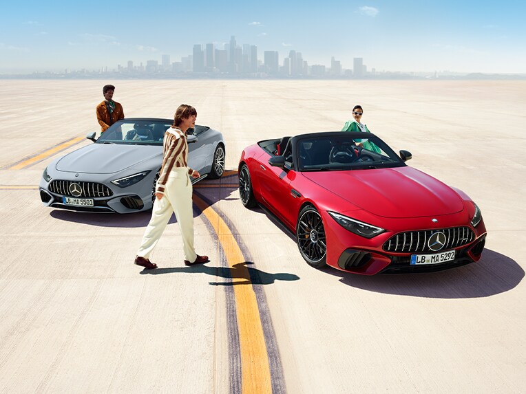 Două modele Mercedes-AMG SL Roadster dintr-o perspectivă frontală.