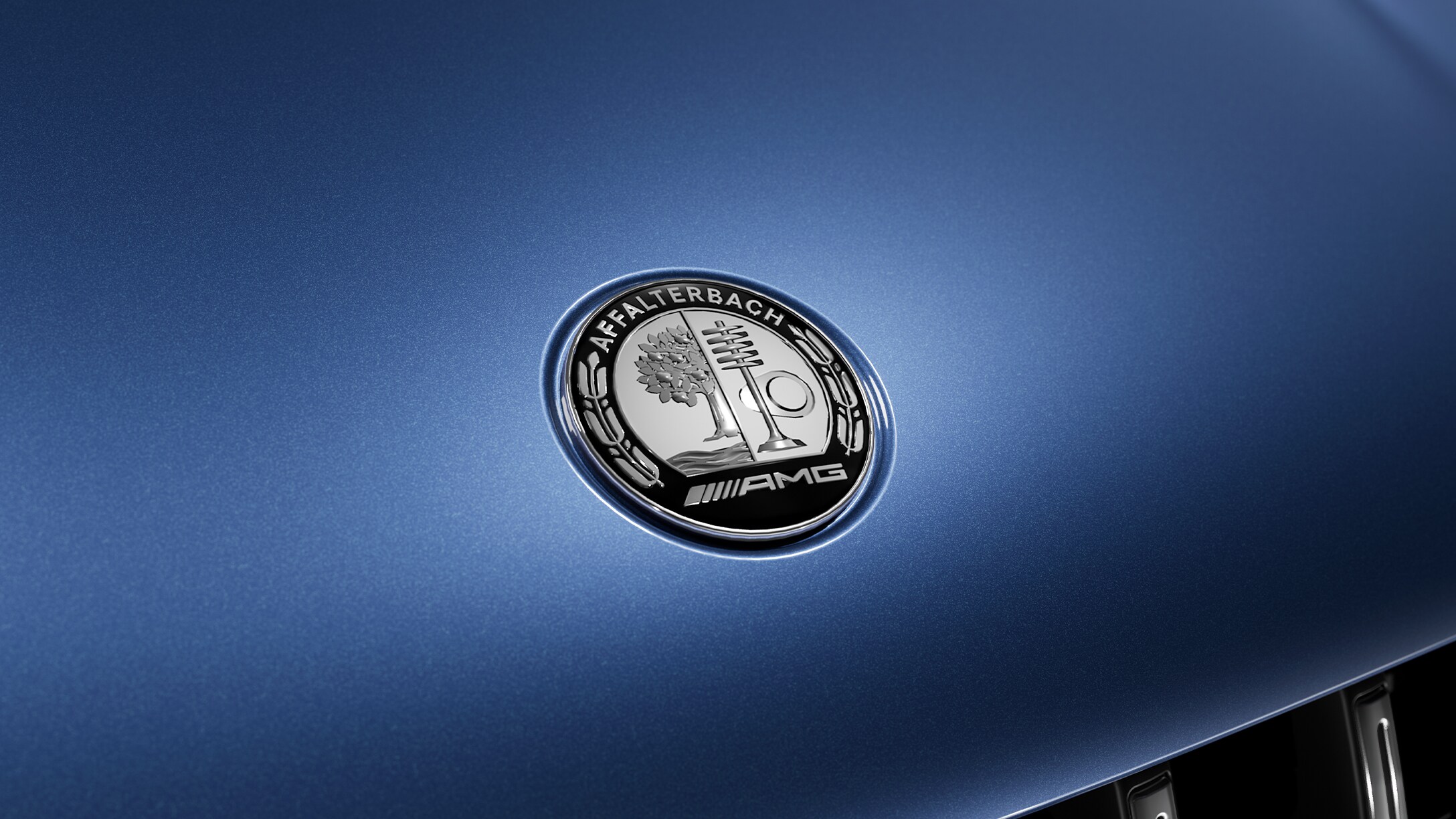 Sigla emblematică AMG a modelului Mercedes-AMG.