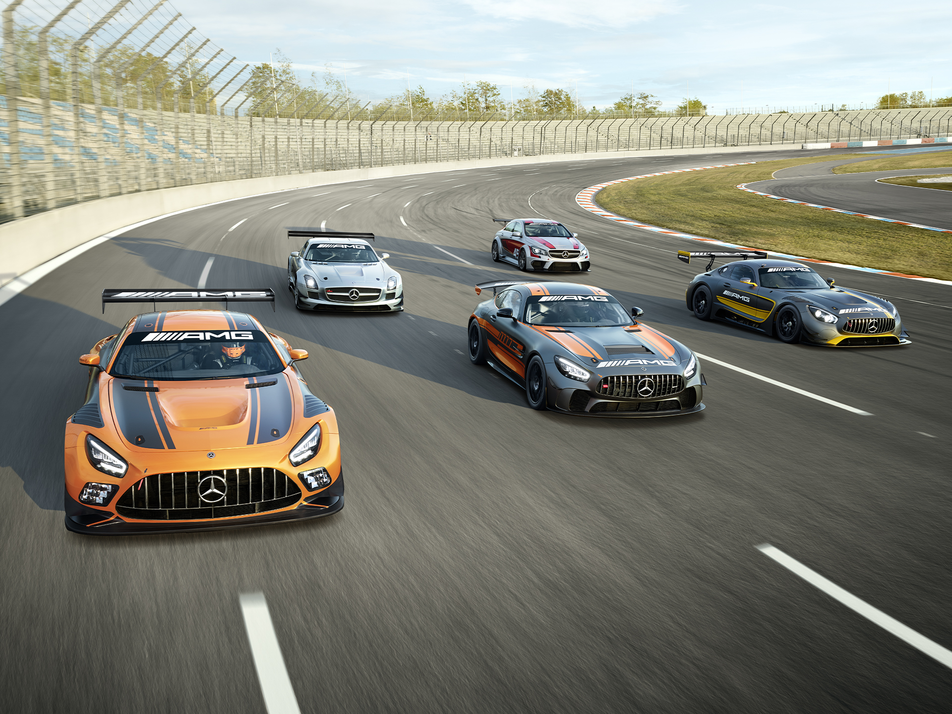 Eveniment AMG | Mercedes-AMG Mai multe autovehicule Mercedes-AMG pe o pistă de curse.