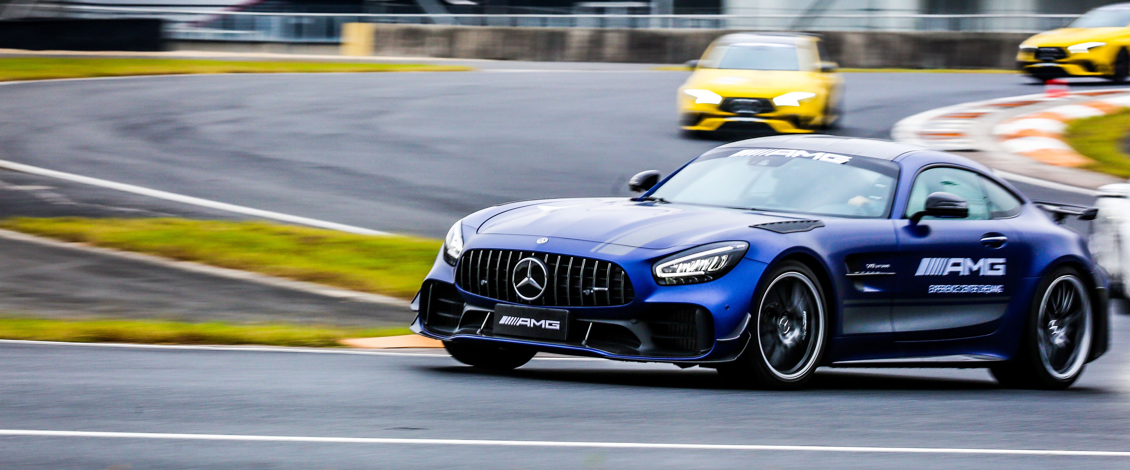 Mai multe autovehicule Mercedes-AMG.