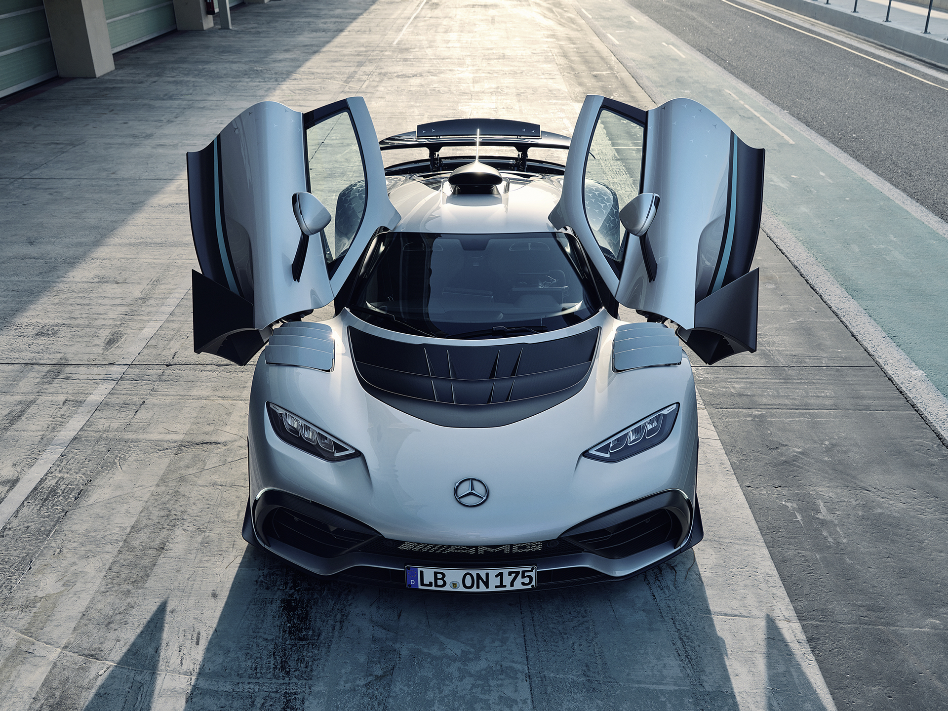 Exterior | ONE | Mercedes-AMG Mercedes-AMG ONE dintr-o perspectivă frontală cu ușile deschise.
