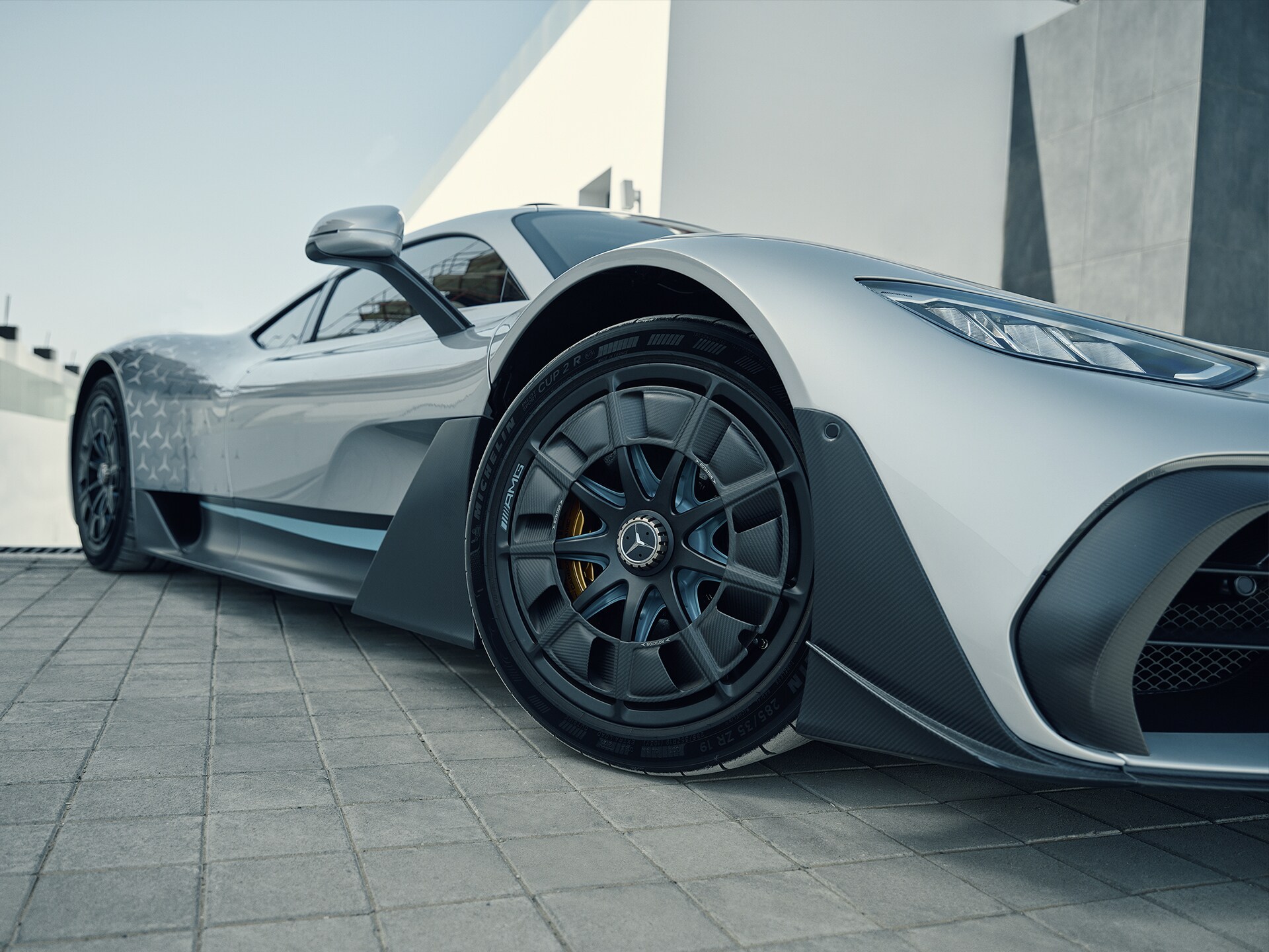 O perspectivă detaliată a unei jante de la Mercedes-AMG ONE.