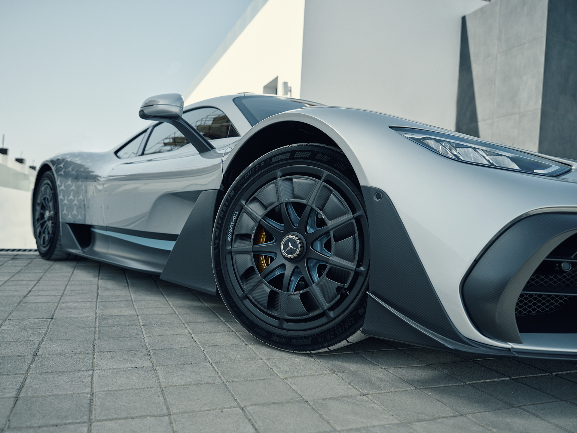Hyper Performance | ONE | Mercedes-AMG O perspectivă detaliată a unei jante de la Mercedes-AMG ONE.