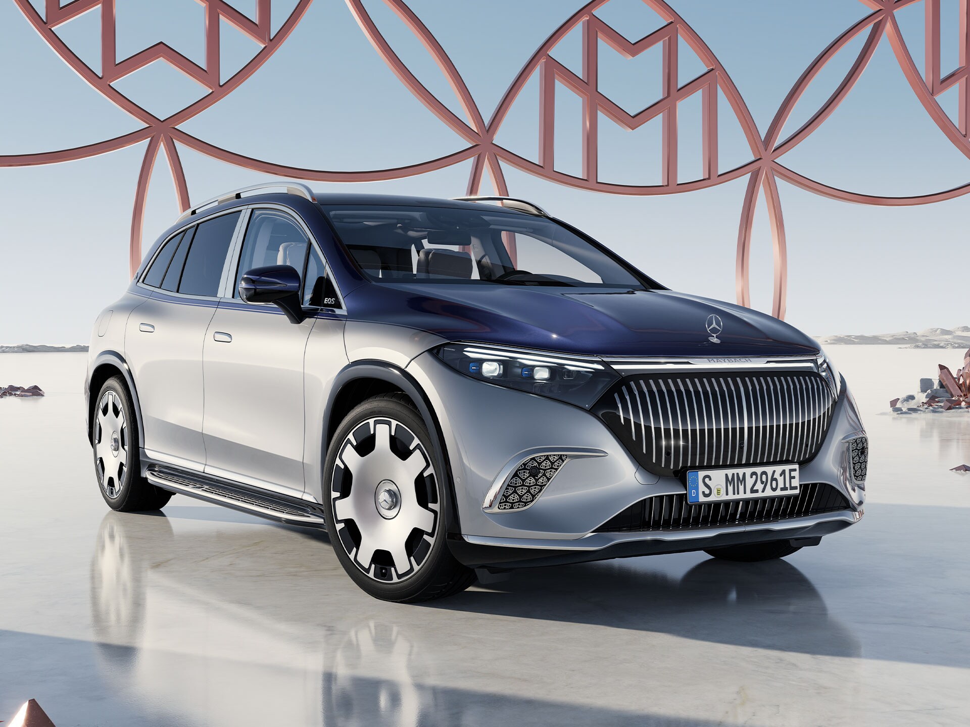 Modelul Mercedes-Maybach EQS SUV dintr-o perspectivă frontală.