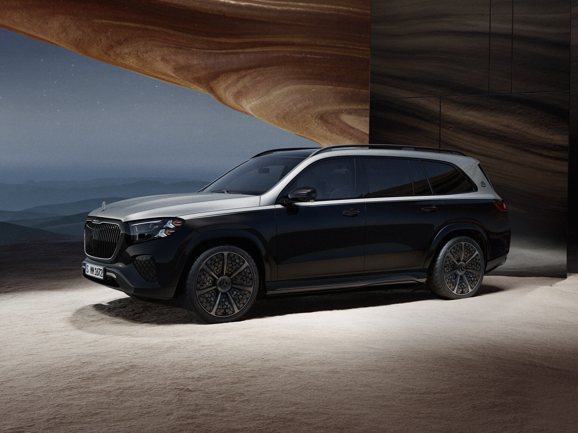 Modelul Mercedes-Maybach GLS Night Series dintr-o perspectivă frontală.