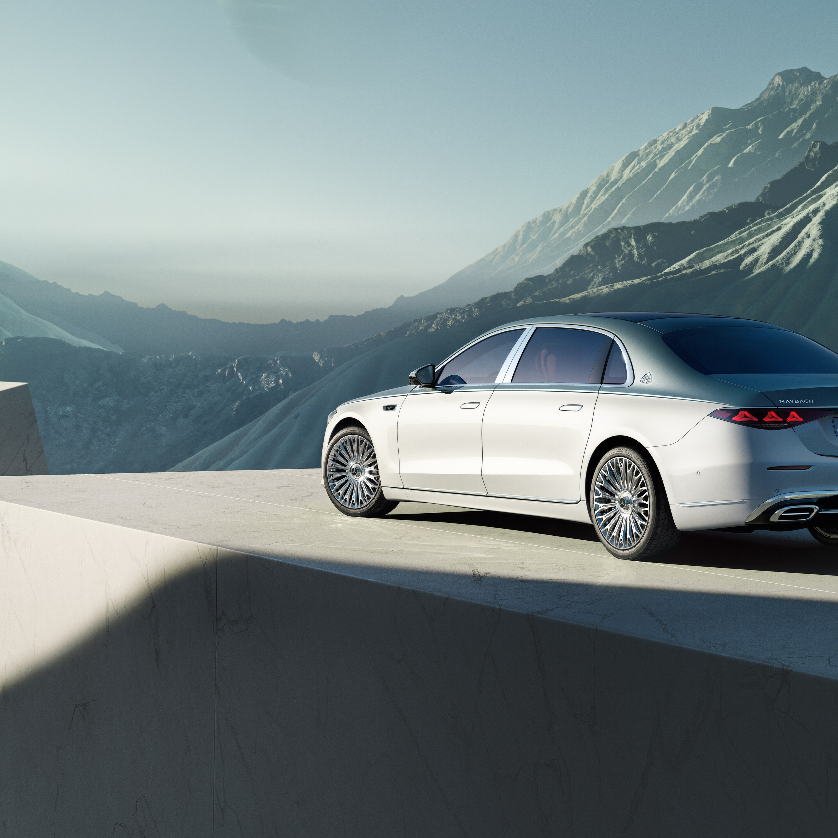 Perspectivă laterală a modelului Mercedes-Maybach Clasa S.