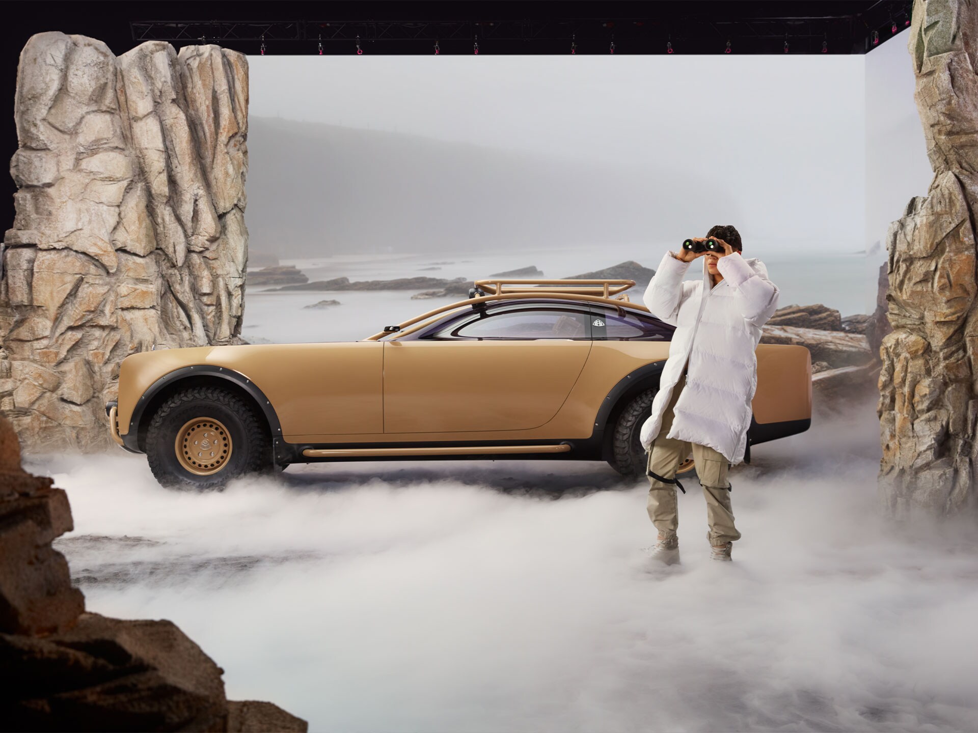 Modelul Mercedes-Maybach Clasa S by Virgil Abloh dintr-o perspectivă laterală din spate.