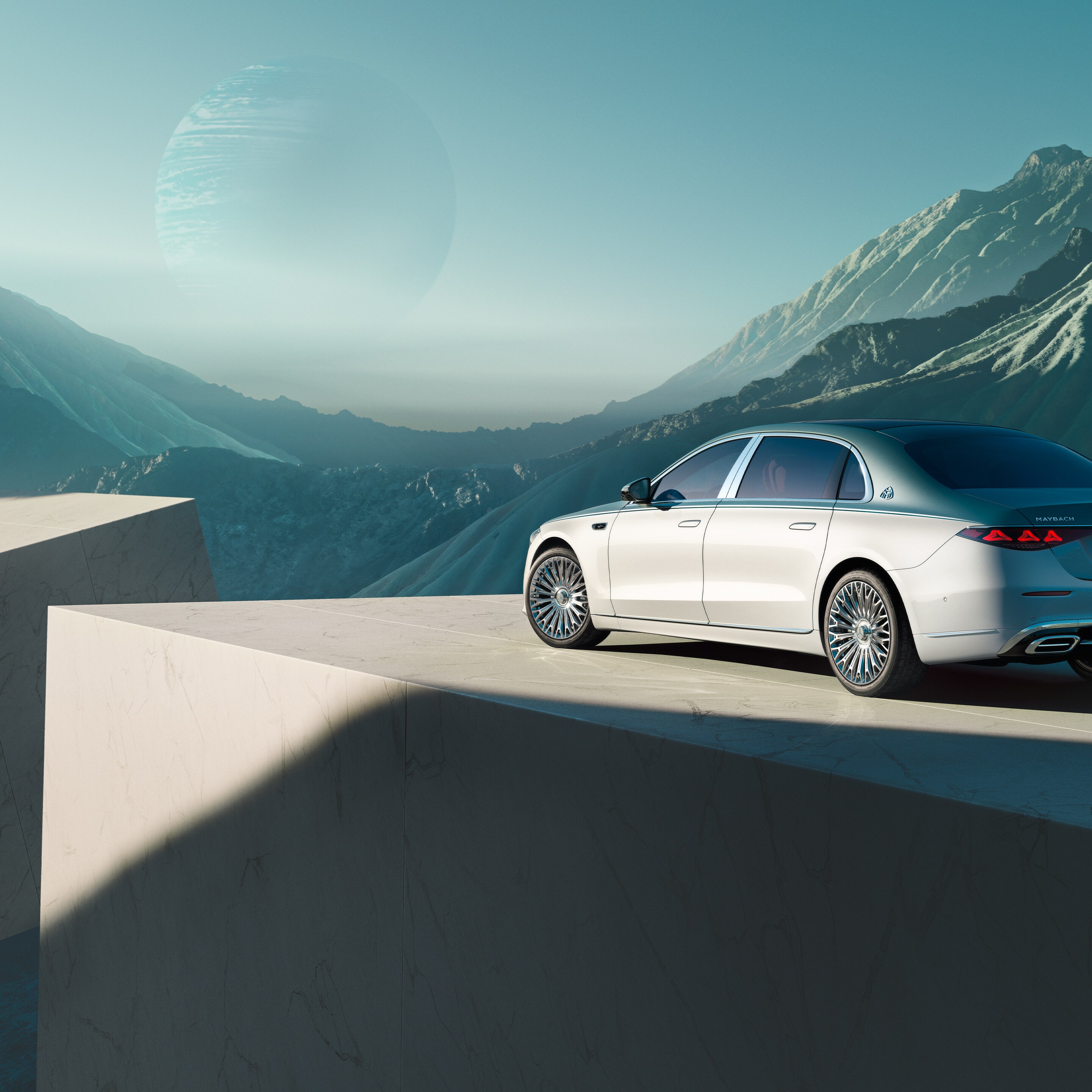 Perspectivă laterală a modelului Mercedes-Maybach Clasa S.