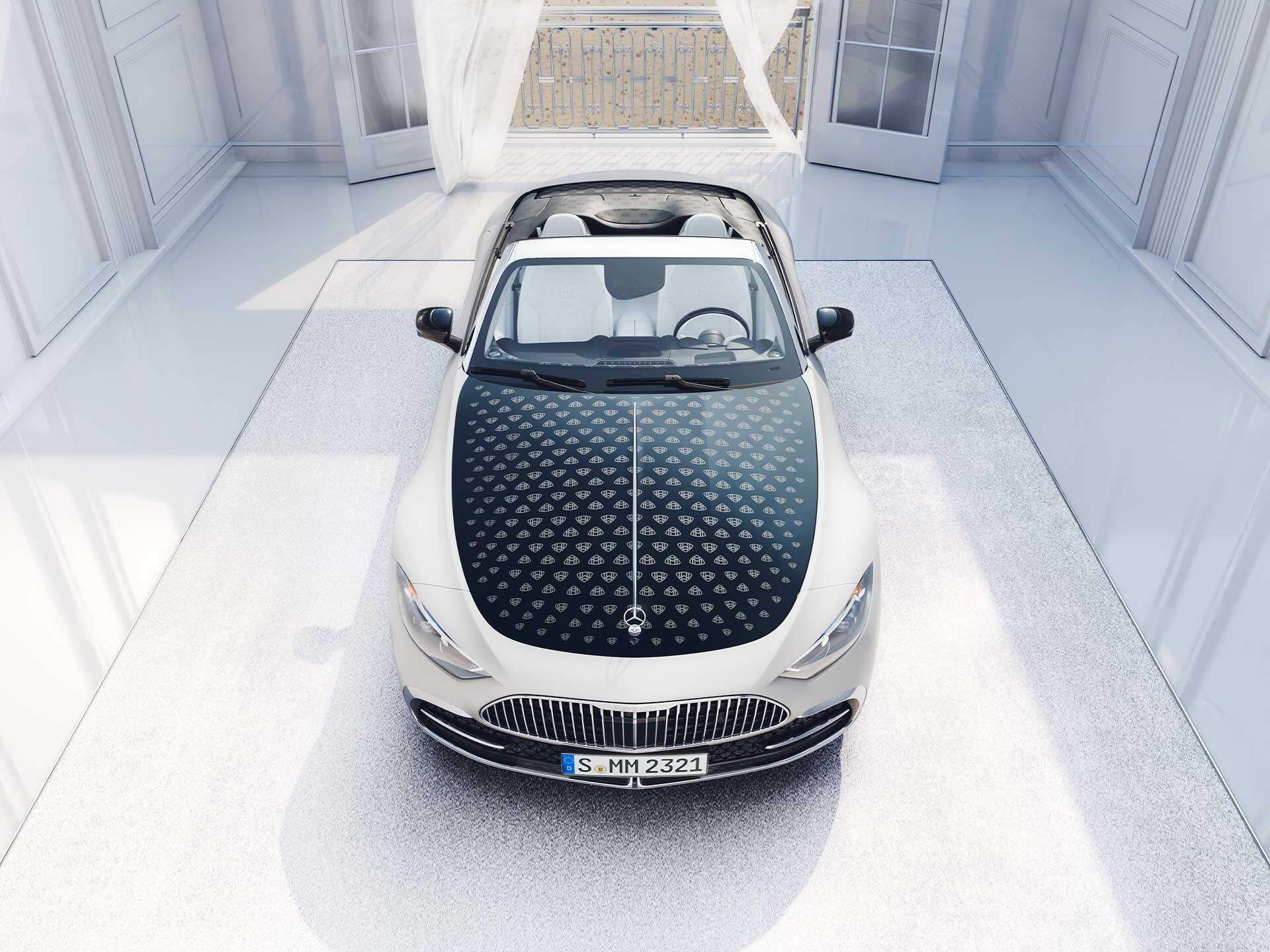 Perspectivă laterală a modelului Mercedes-Maybach SL 680.