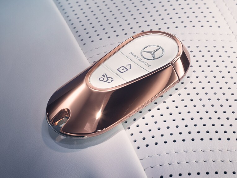 O cheie de autovehicul Mercedes-Maybach în auriu rose.