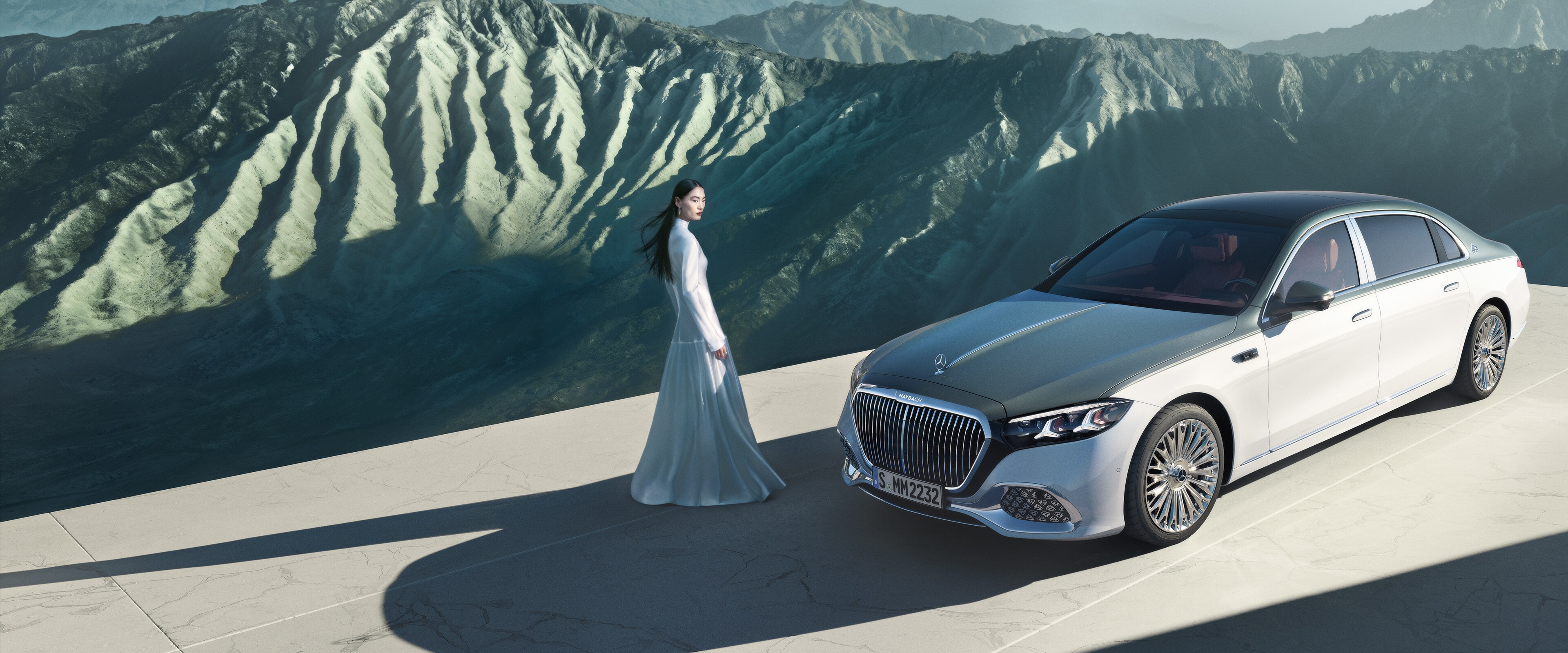 Un model Mercedes-Maybach cu vopsea în două culori, din diferite perspective.