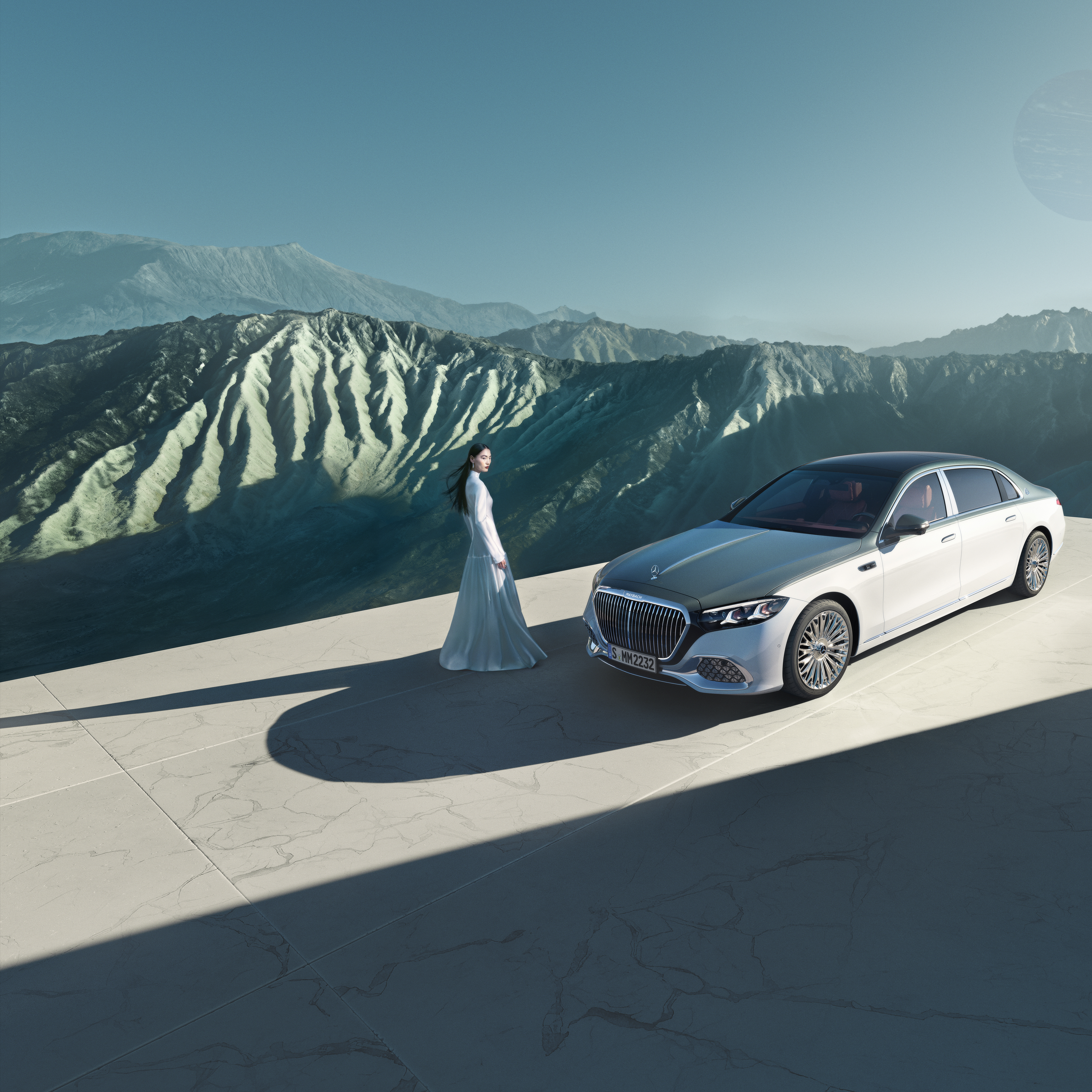 Marcă emblematică | Mercedes-Maybach Un model Mercedes-Maybach cu vopsea în două culori, din diferite perspective.
