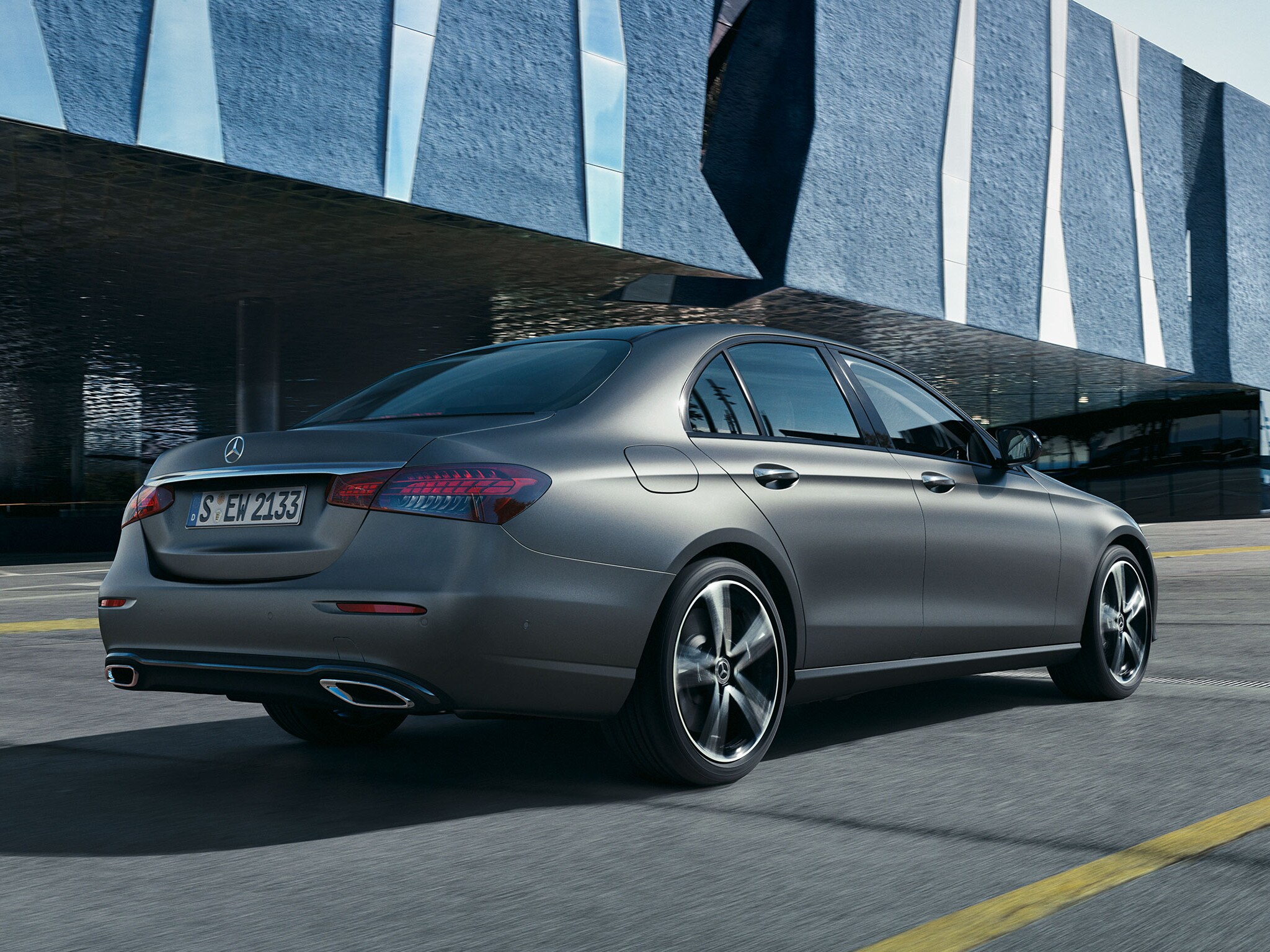 Mercedes-Benz Clasa E Limuzină, vedere spate-laterală în trafic urban