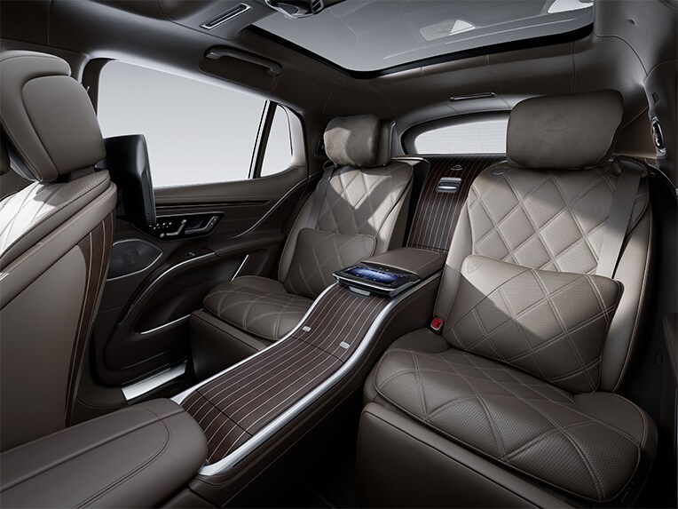 Pachetul de piele MANUFAKTUR din habitaclul autovehiculului de lux Mercedes-Maybach EQS SUV.