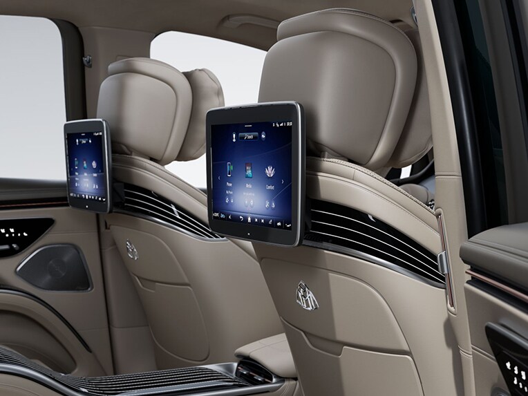 Pachetul de elemente ornamentale Exclusiv în habitaclul autovehiculului de lux Mercedes-Maybach EQS SUV.