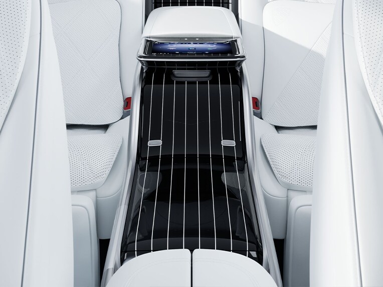 Consola centrală cu logo-ul Maybach în habitaclul autovehiculului de lux Mercedes-Maybach EQS SUV.