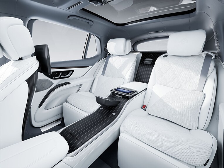 Partea din spate a habitaclului autovehiculului de lux Mercedes-Maybach EQS SUV.