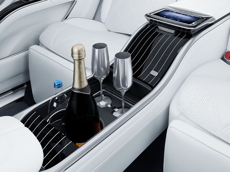 Compartimentul frigorific pentru cupe de șampanie în habitaclul autovehiculului de lux Mercedes-Maybach EQS SUV.