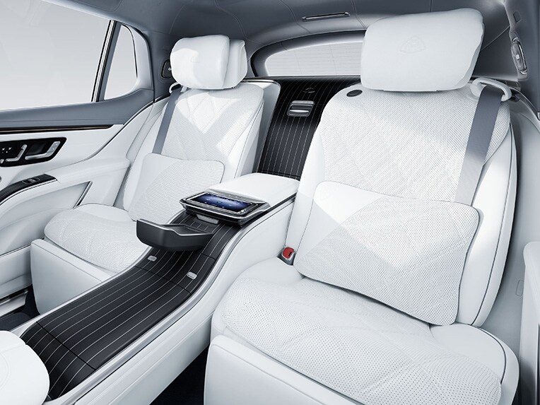 Scaunele multicontur din habitaclul autovehiculului de lux Mercedes-Maybach EQS SUV.
