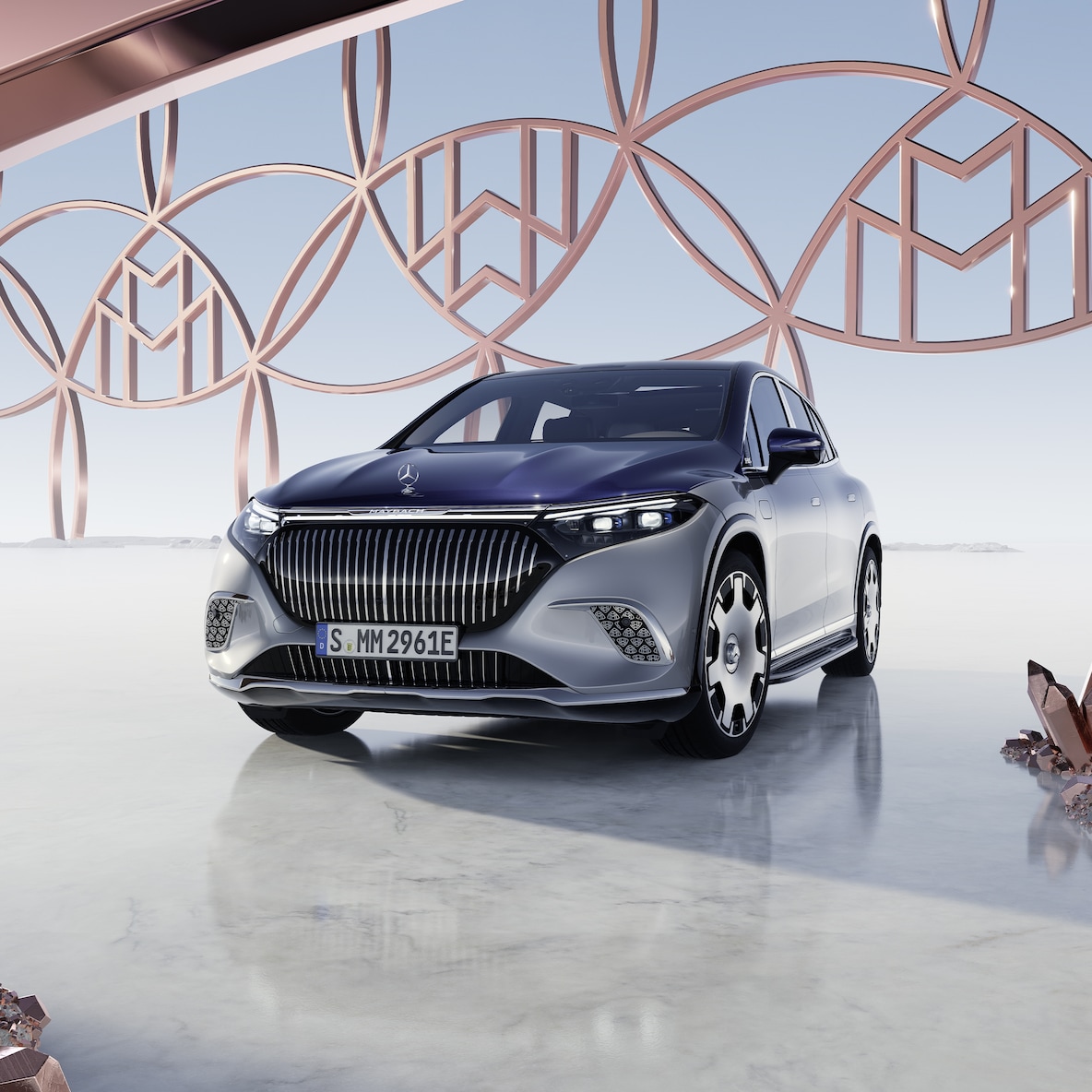  Modelul Mercedes-Maybach EQS SUV, vopsit în două tonuri Maybach, dintr-o perspectivă frontală.