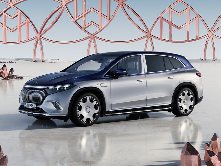Modelul Mercedes-Maybach EQS SUV în vedere frontal-laterală.
