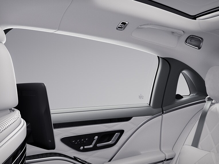 Ușile spate confort din compartimentul spate al modelul Mercedes-Maybach Clasa S.