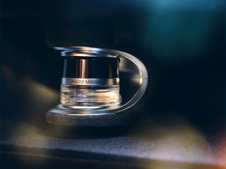 Un flacon de parfum al modelului Mercedes-Maybach clasa S.