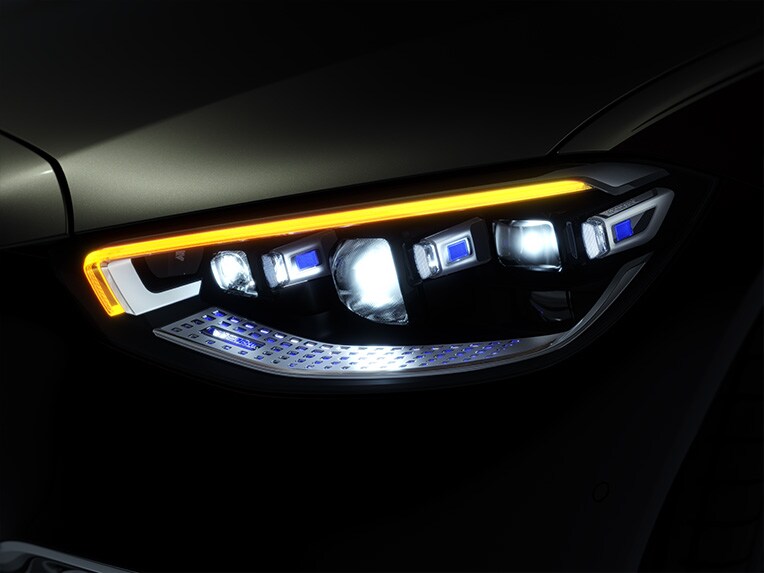 Un far DIGITAL LIGHT al modelului Mercedes-Maybach clasa S.