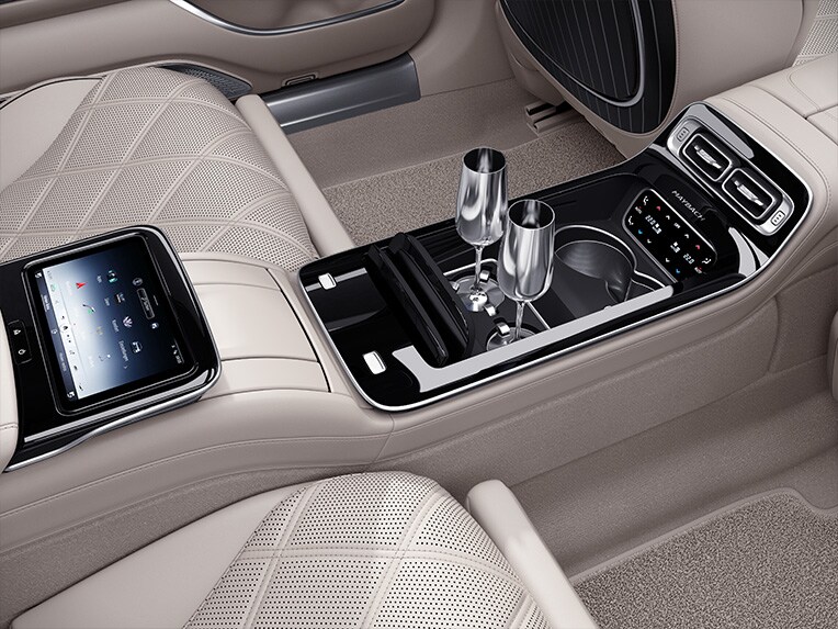 Cupe de șampanie argintii în modelul Mercedes-Maybach clasa S.