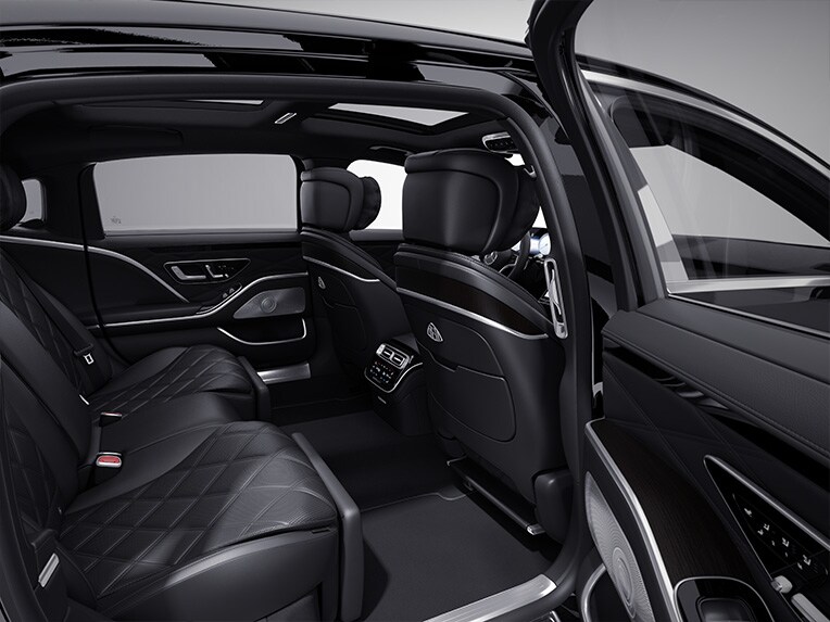 Interiorul modelului Mercedes-Maybach clasa S cu pachet elemente ornament Exklusiv.